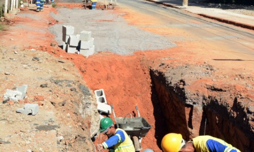 Barra Mansa: Avenida Presidente Kennedy recebe obras de drenagem